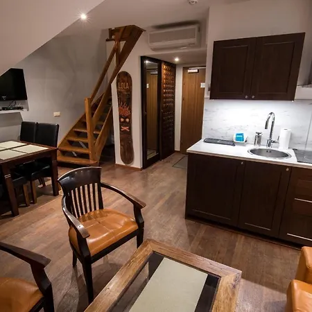 Lola Apartment *